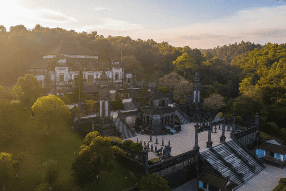 Cấu tr&uacute;c của lăng được x&acirc;y dựng tầng tầng lớp lớp, uy nghi&ecirc;m tr&ecirc;n sườn n&uacute;i